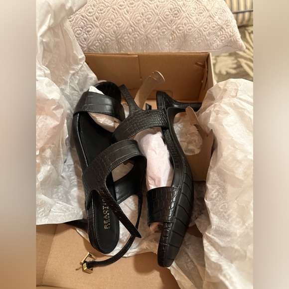 Kenneth Cole Reaction Dee Two Band Slingback Sandals Black . Size 8M Never Worn - Picture 2 of 3